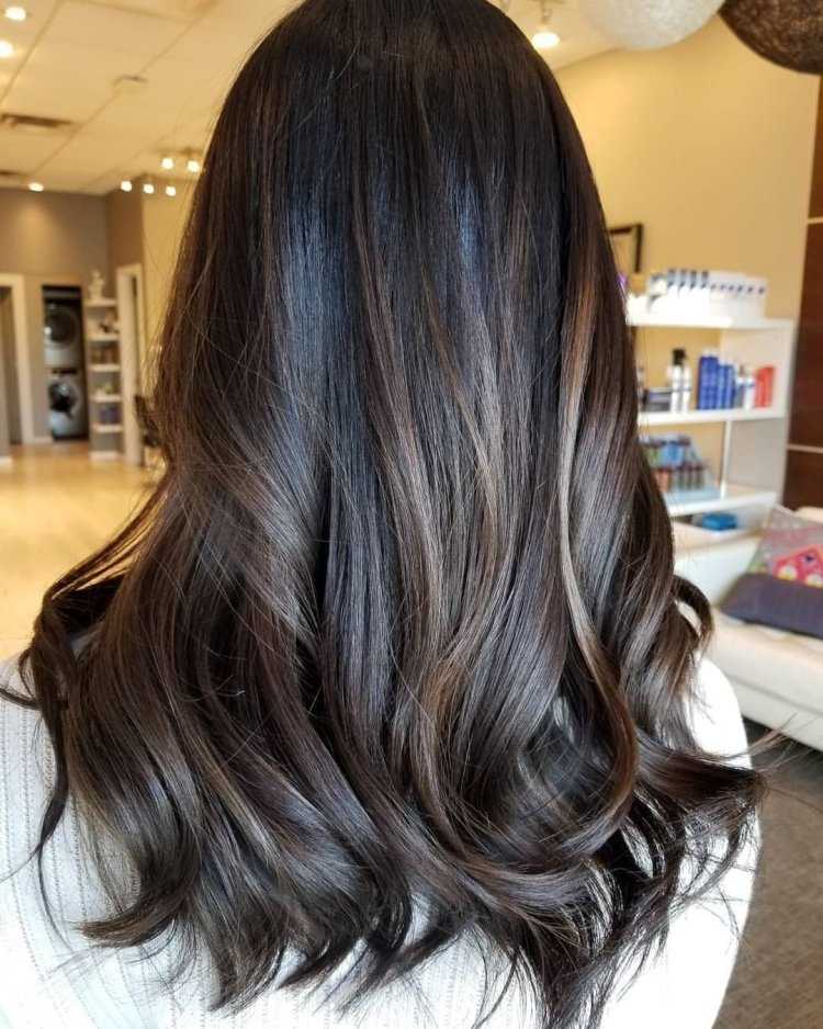 Блики на темных волосах