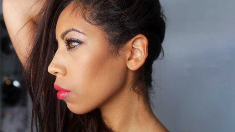 Нос с горбинкой у девушки