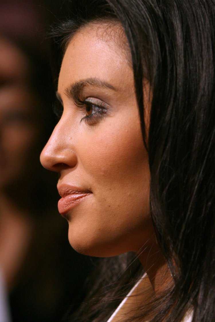 Ким Кардашян в профиль