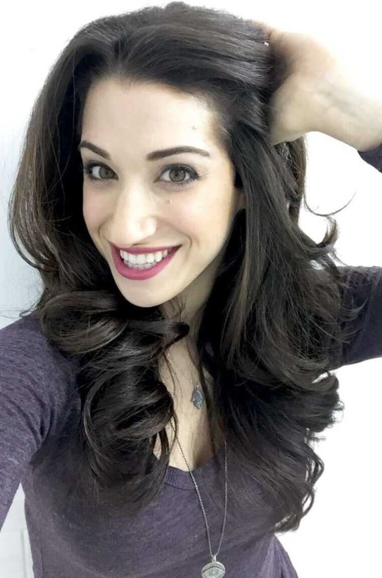 Длинный нос у девушки