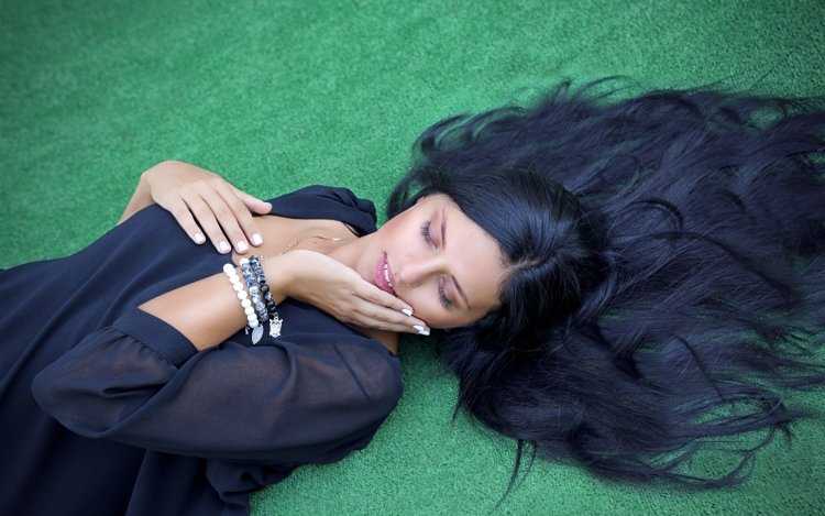 Брюнетки с длинными волосами