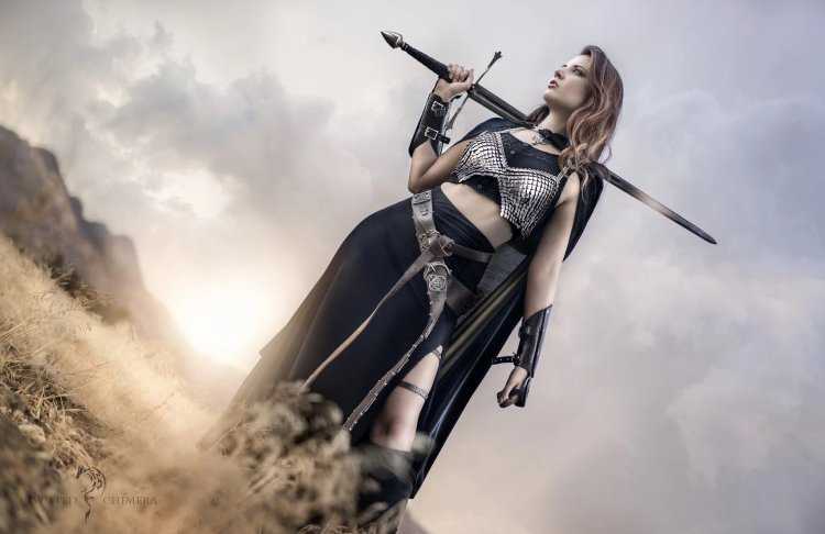 Девушки с мечами