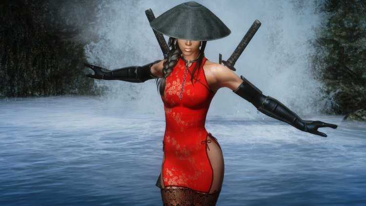 Девушка в купальнике с мечом