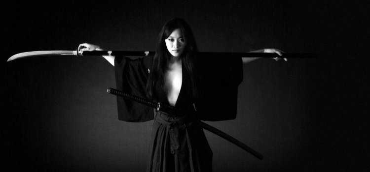 Женщина Самурай нагината