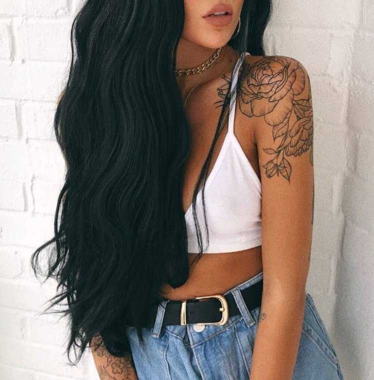 Стильная брюнетка с длинными волосами