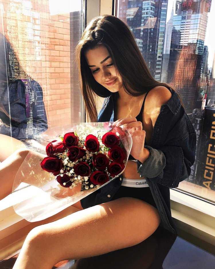 Красивая брюнетка в ресторане