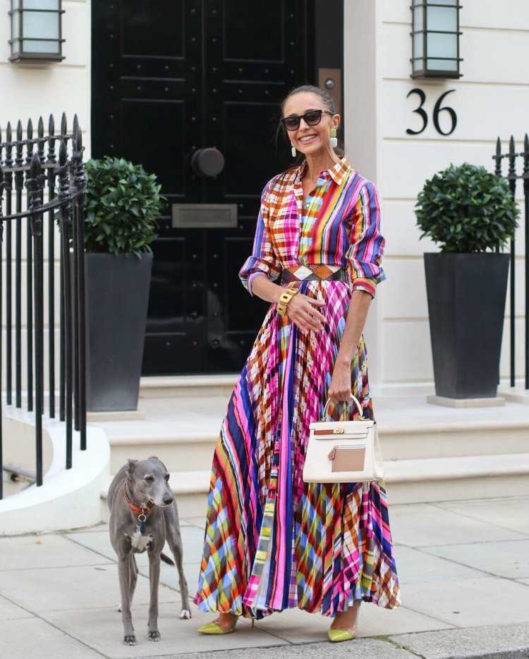 Испанская девушка в национальном костюме