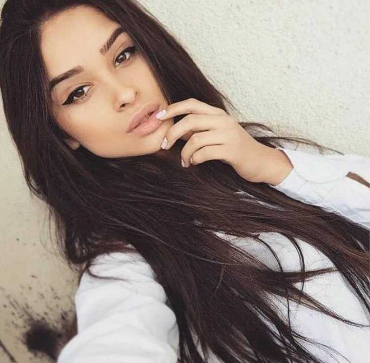 Алина Акилова карие глаза