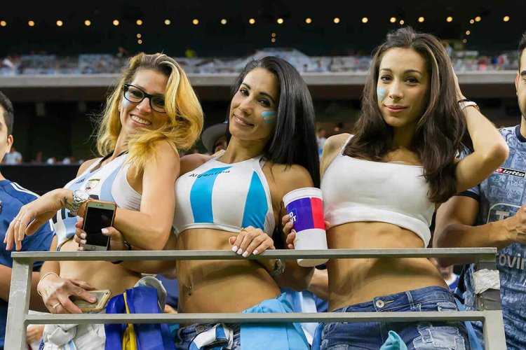 Футбольные болельщицы сборной Аргентины