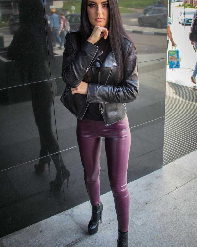 Bella Fernandez лосинах