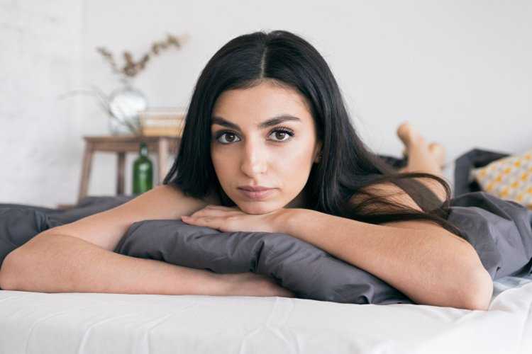 Армянка на кровати