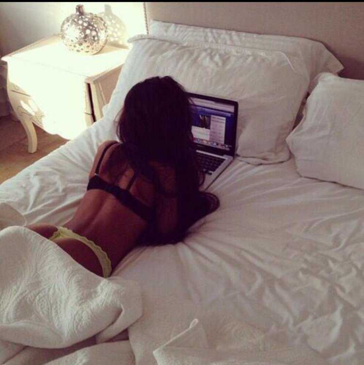 Брюнетка со спины на кровати