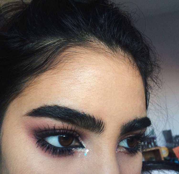 Брови черные