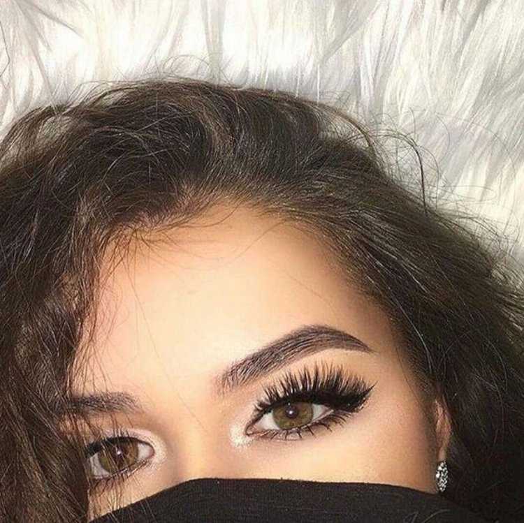 Девушка с лисими ресницами