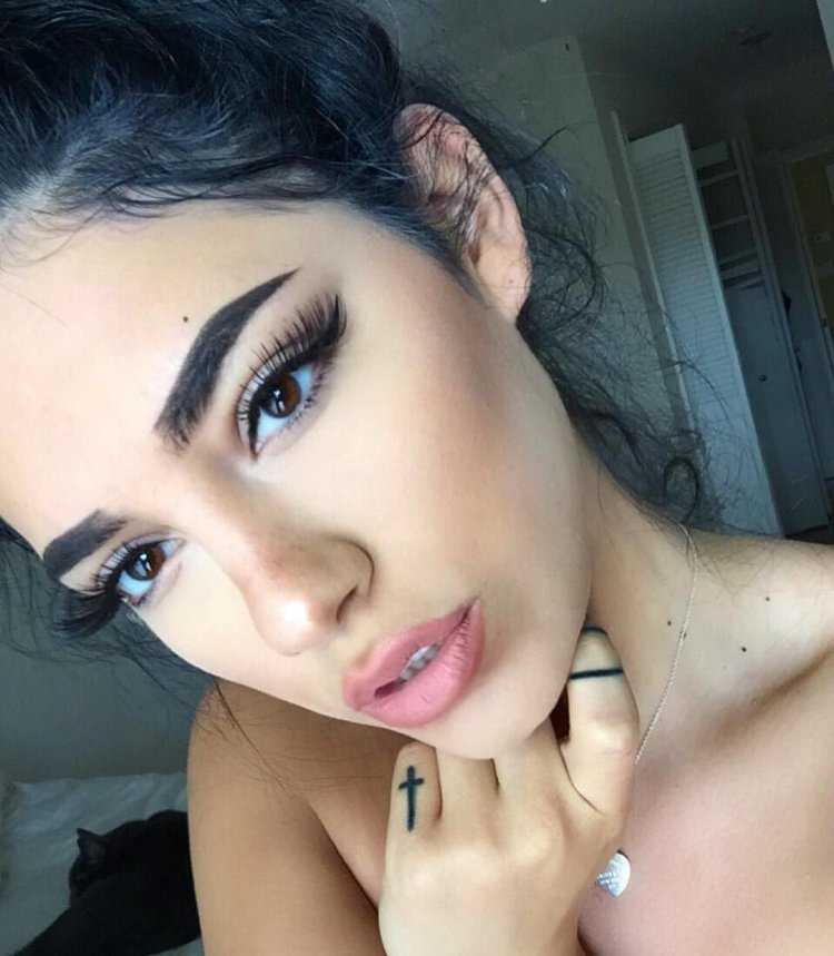 Брюнетка с черными бровями