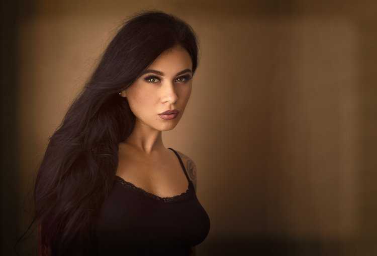 Красивая брюнетка армянка