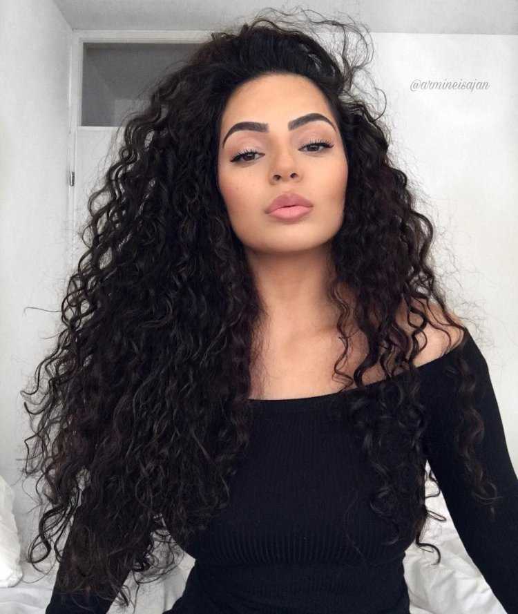 Армянка с кудрявыми волосами