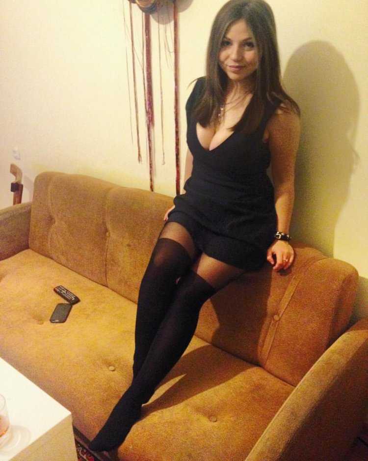 Брюнетки в чулках из соцсетей