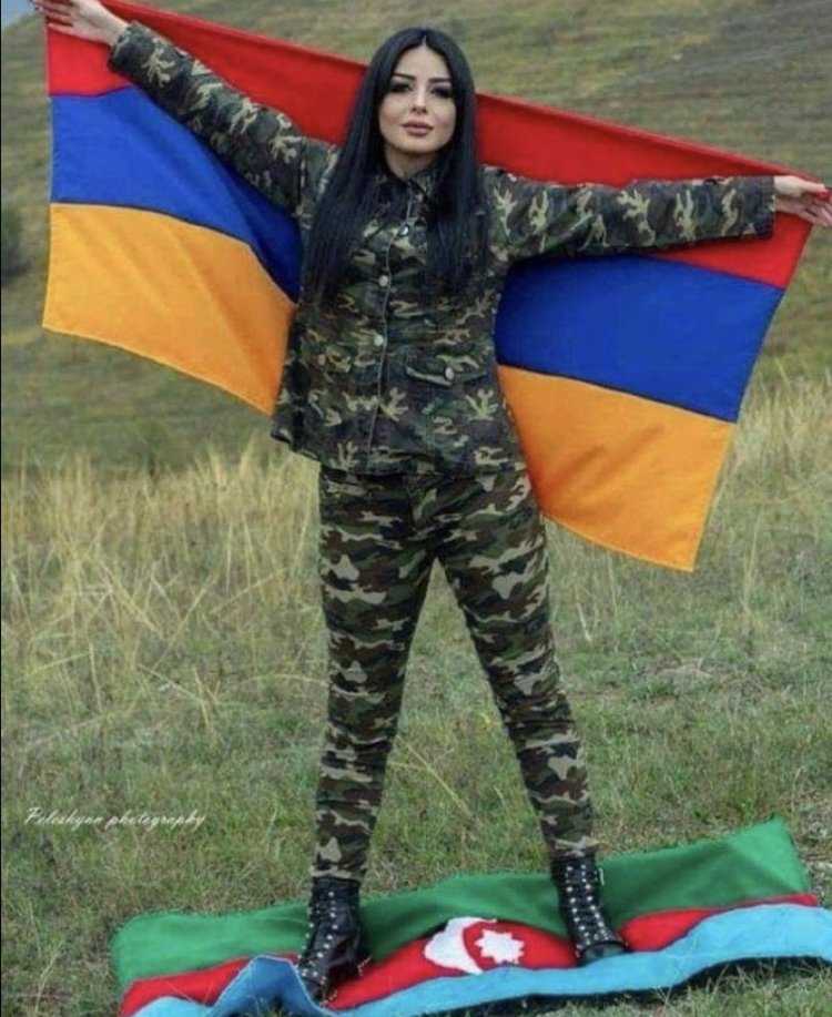 Девушка с армянским флагом