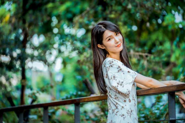 Девушка азиатка брюнетка