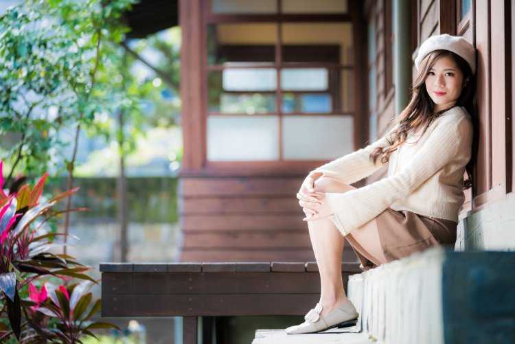 Азиатка сидит