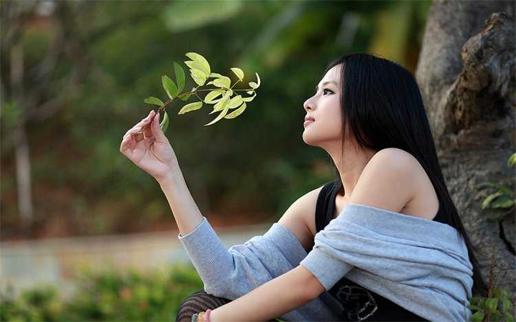 Азиатская девушка в профиль