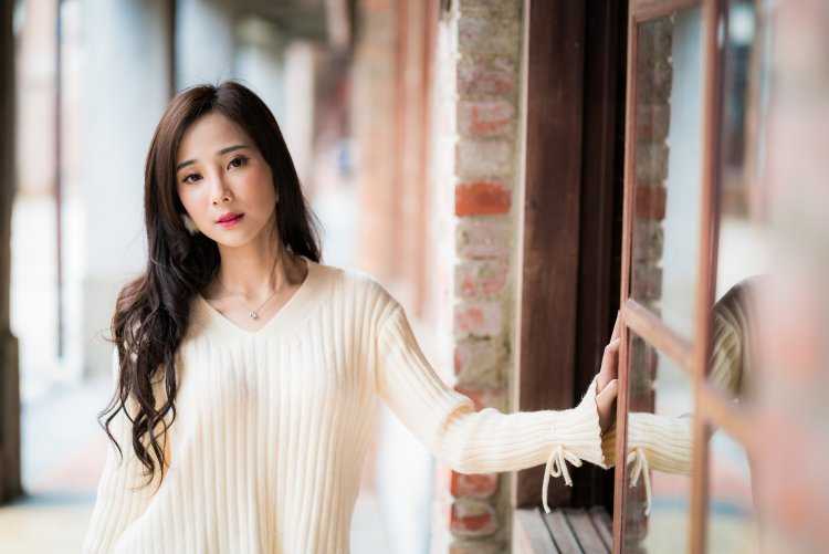 Азиатские девушки в свитере