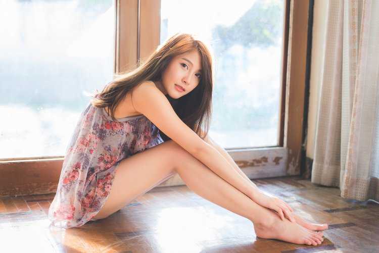 Азиаточка с красивыми ножками