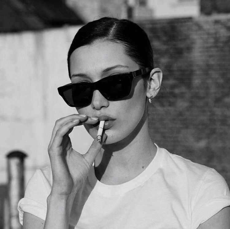 Белла Хадид с сигаретой