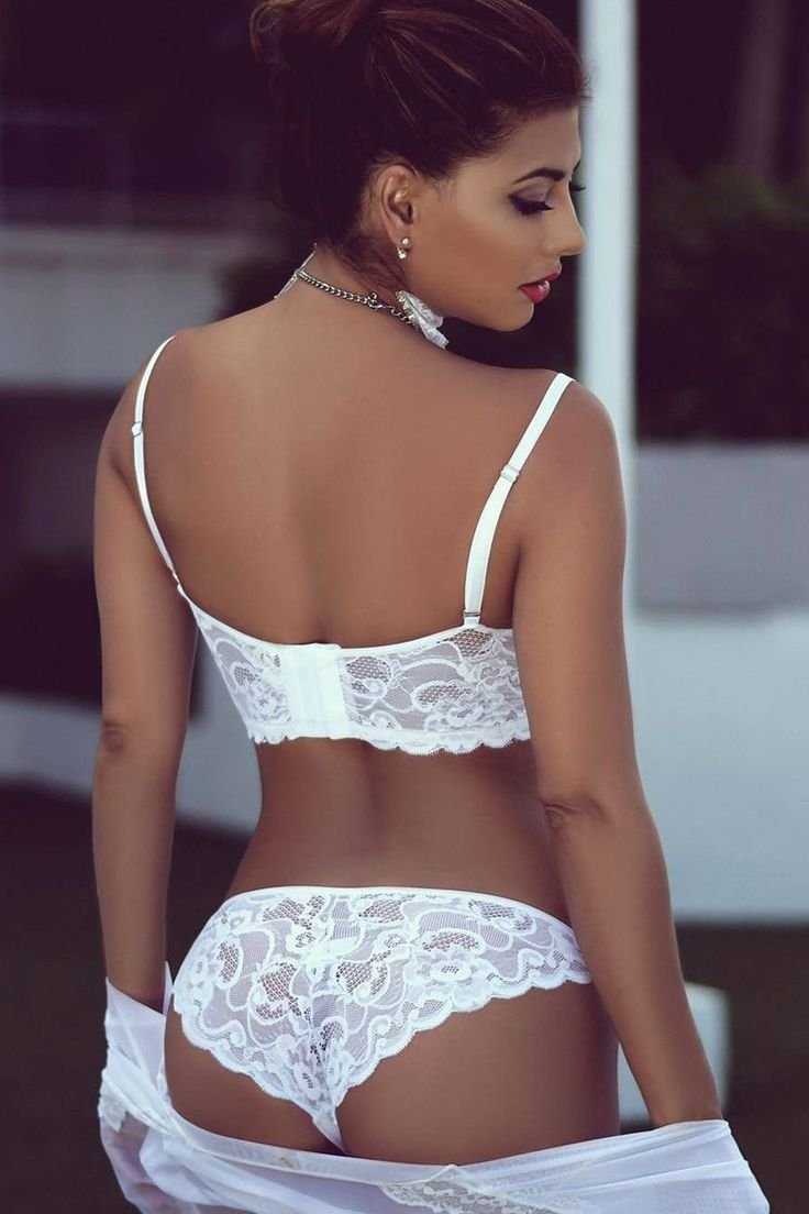 Красивые девушки в белом кружевном белье