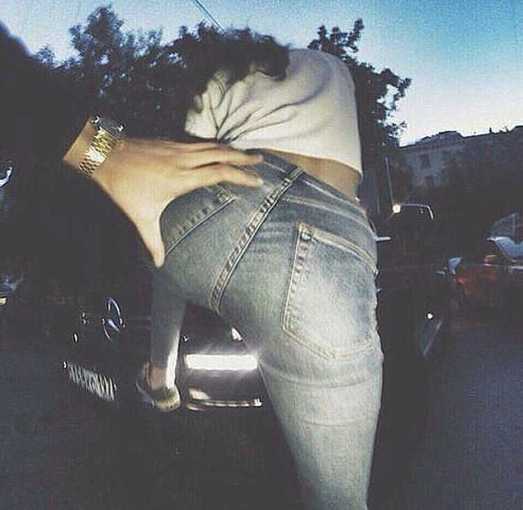 Лапаю задницу в джинсах