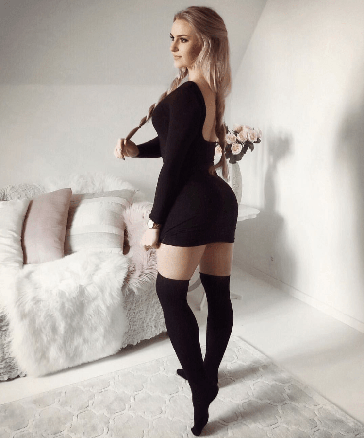 Анна Нистром в юбке