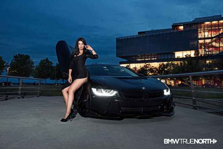 Черный автомобиль и девушка