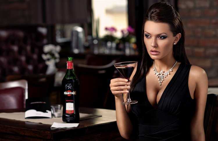 Девушка с вином