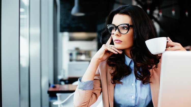 Стильная девушка в офисе