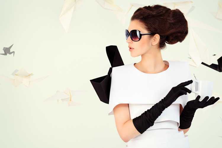 Стильная девушка в очках