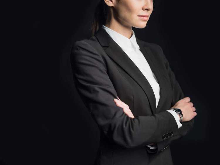 Девушка в деловом костюме