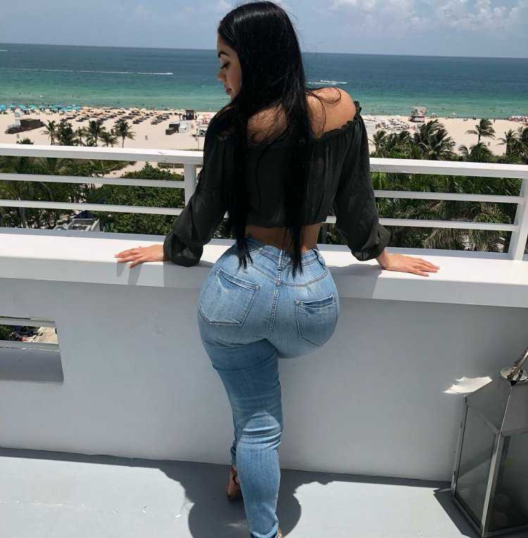 Jailyne Ochoa в обтягивающих джинсах