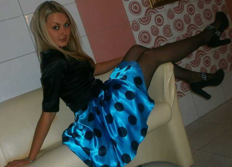 Девушки в платьях и колготках домашнее