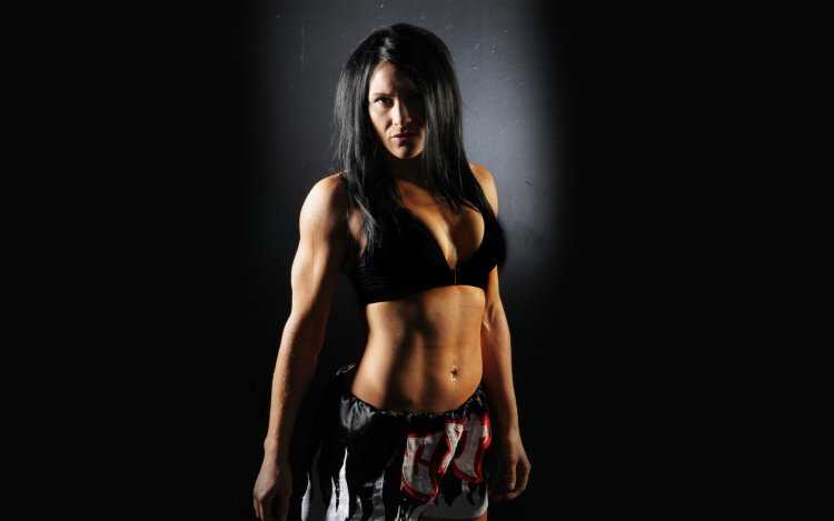 Девушка боец ММА Джина Карано