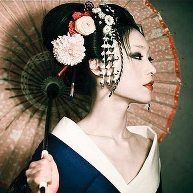 Гейша в профиль