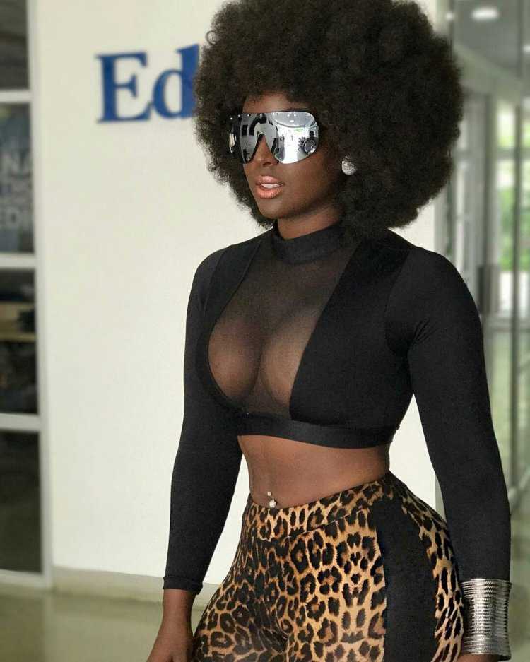 Афро девочка в купальнике