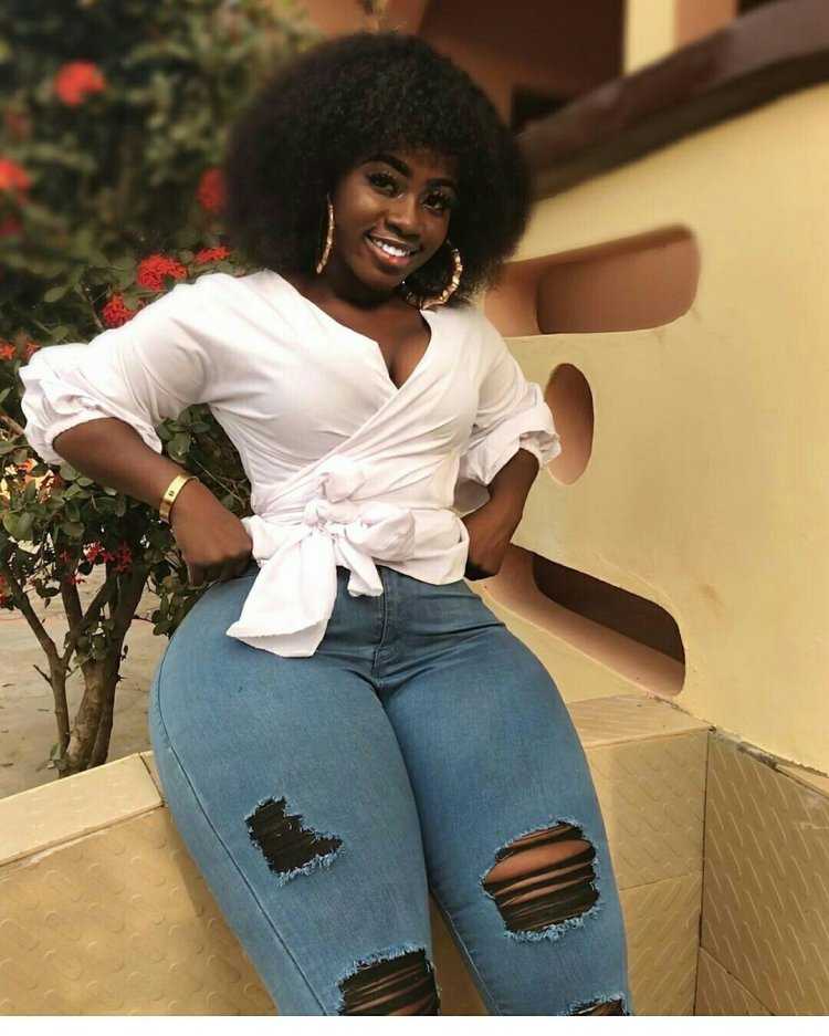 Темнокожие девушки в купальниках