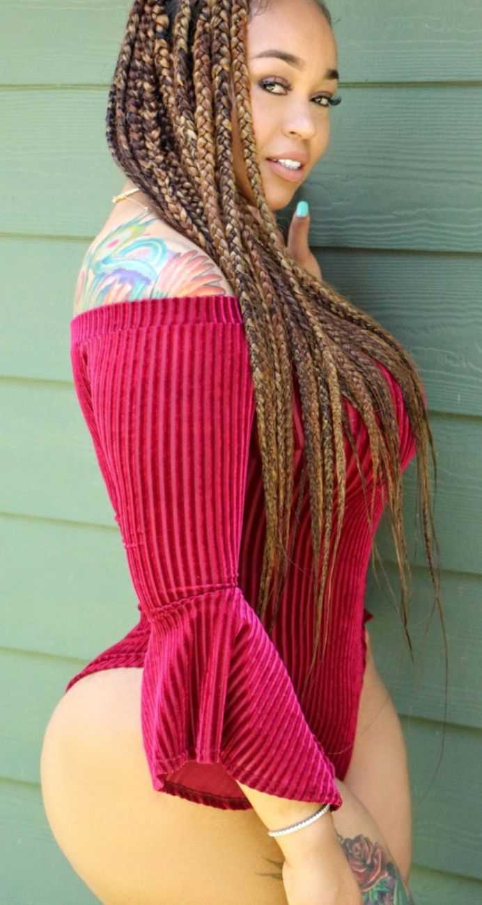 Красивая попа афро девушка