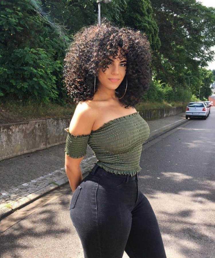 Модель Андреа БИК асс мулатка