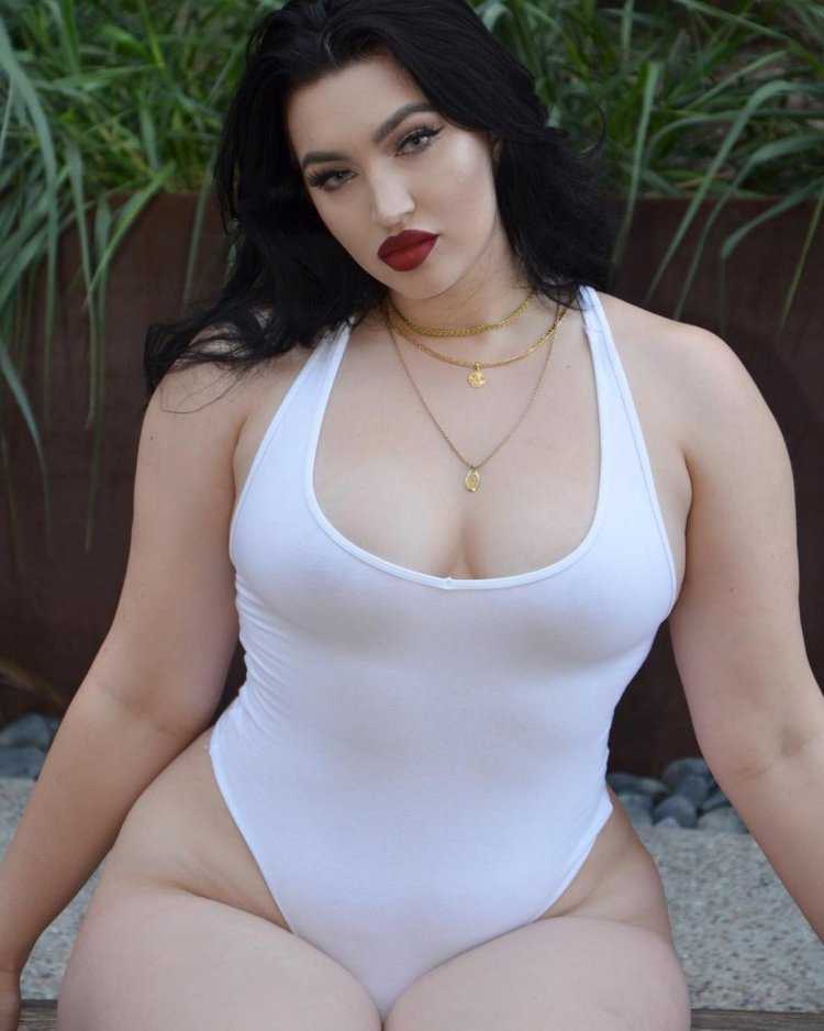 Модель Kellee Moran в купальнике