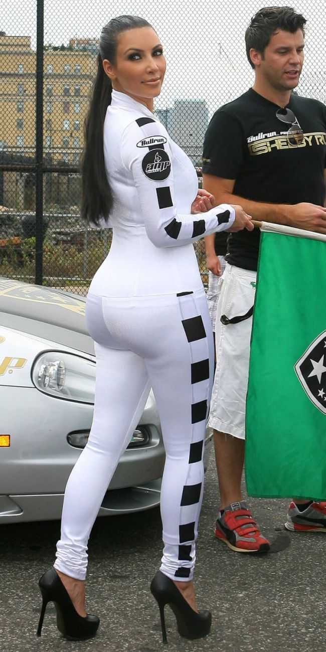 Ким Кардашян попа