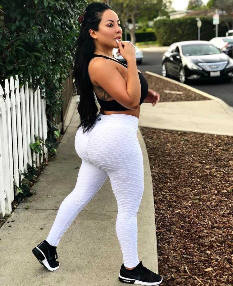 Nayara и ее ягодицы в белье