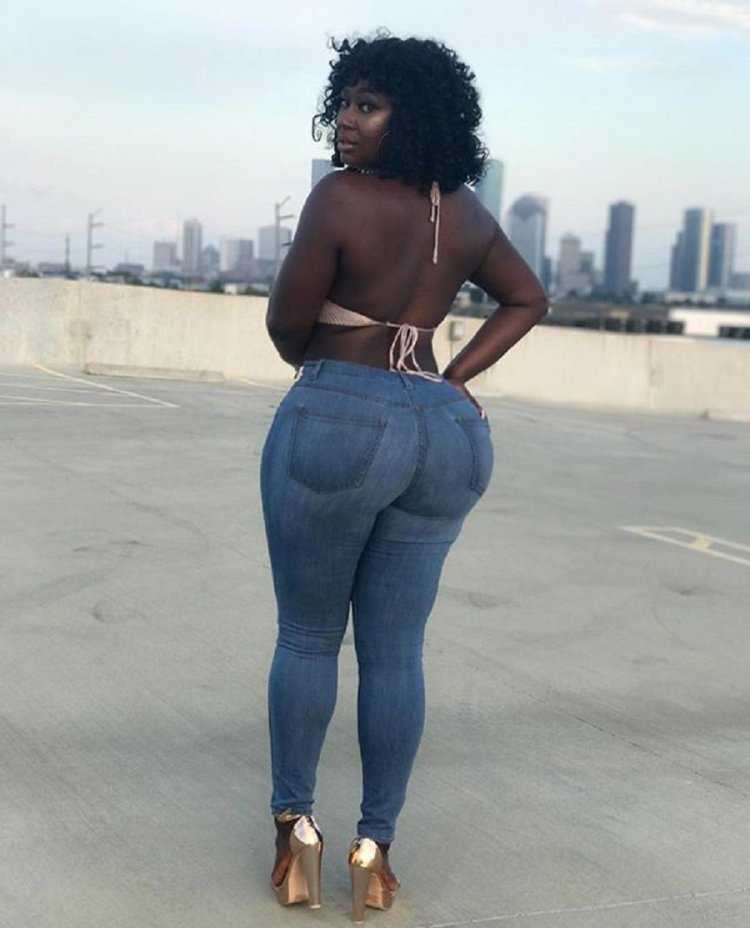 Соблазнительная Big Black Ebony в купальнике