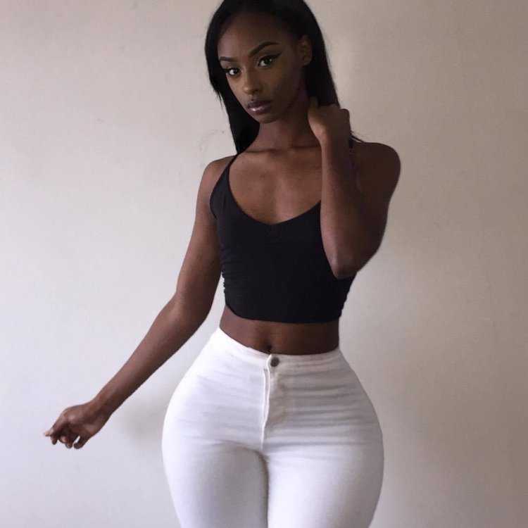 Заводная попка Bria Myles